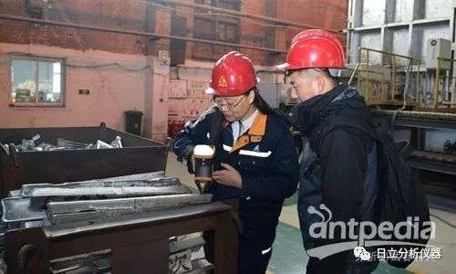东轻熔铝生产线技术负责人郑超高级工程师（左）正在演示Vulcan测样过程 